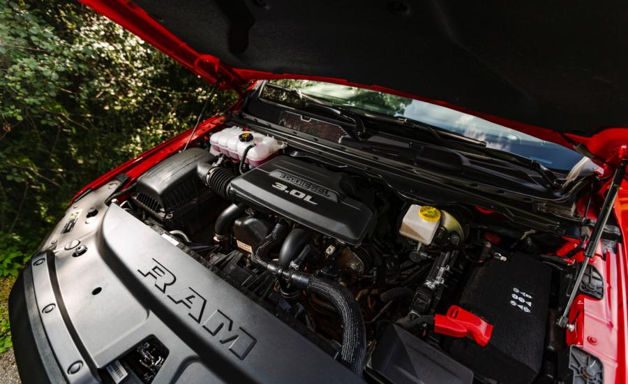 Моторный отсек Ram 1500 Rebel Crew Cab EcoDiesel (DT) 2019 года  (фото 18 из 43)